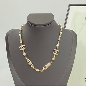 Elegant Gold and Pearl Necklace